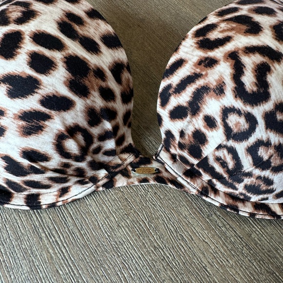 Victoria’s Secret Fabulous plunge bra- 32D - Picture 9 of 9